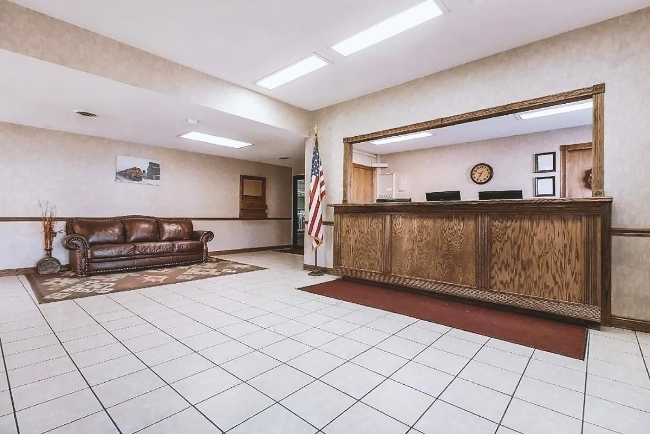 Sky-Palace Inn & Suites Mccook Exteriör bild