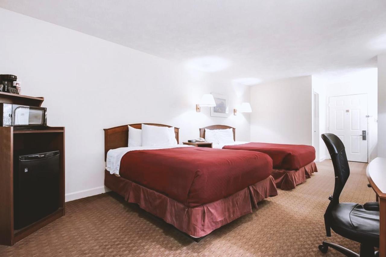 Sky-Palace Inn & Suites Mccook Exteriör bild